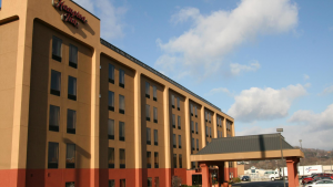 Hampton Inn by Hilton Altoona Exterior